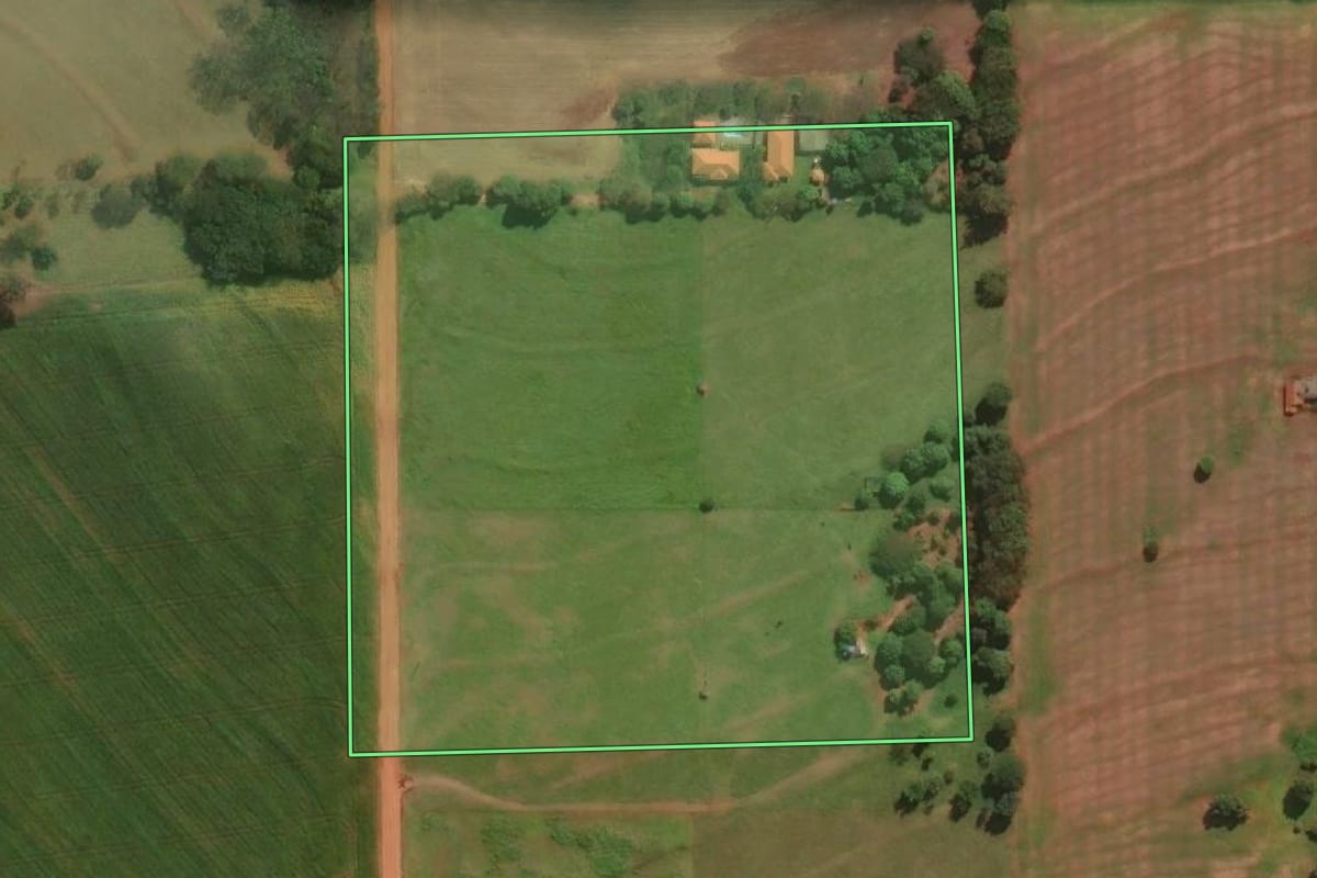 Imagem de satélite do imóvel rural em Santa Fé (PR), com o contorno declarado no CAR desenhado por cima.