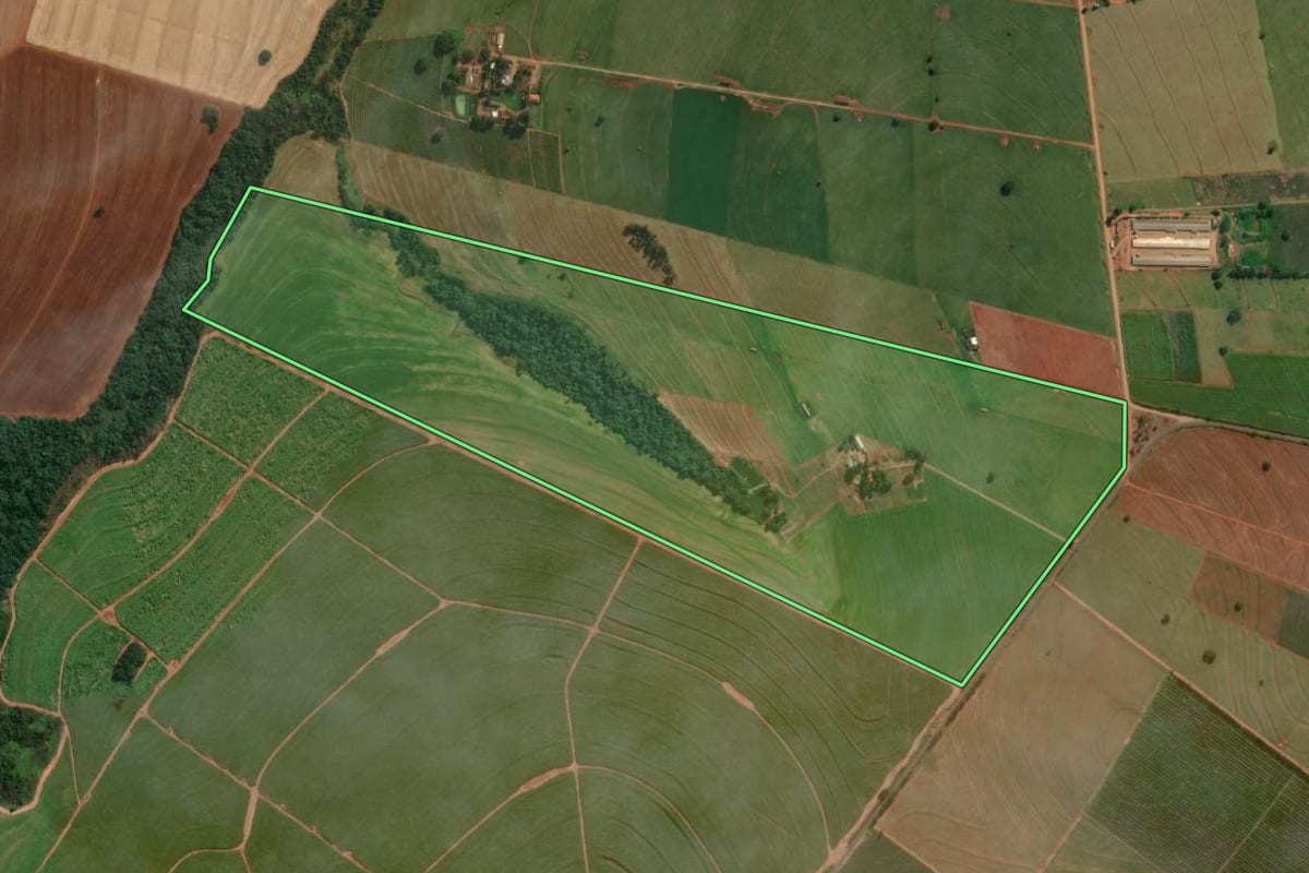 Imagem de satélite do imóvel rural em Santa Fé (PR), com o contorno declarado no CAR desenhado por cima.