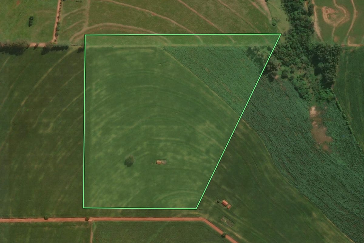 Imagem de satélite do imóvel rural em Santa Fé (PR), com o contorno declarado no CAR desenhado por cima.