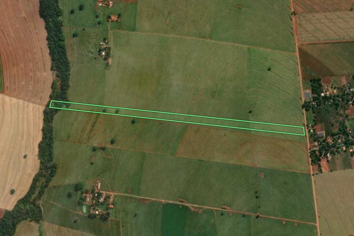 Imagem de satélite do imóvel rural em Santa Fé (PR), com o contorno declarado no CAR desenhado por cima.