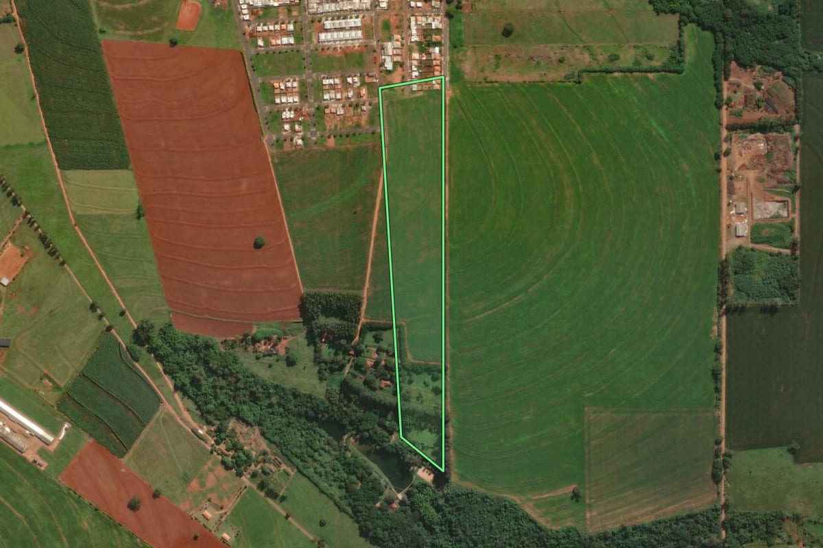 Imagem de satélite do imóvel rural em Santa Fé (PR), com o contorno declarado no CAR desenhado por cima.