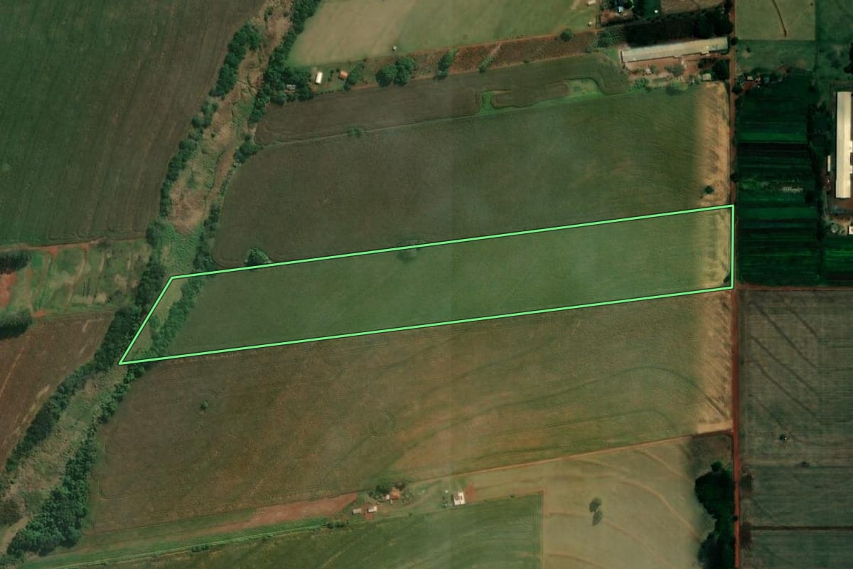 Imagem de satélite do imóvel rural em Santa Fé (PR), com o contorno declarado no CAR desenhado por cima.