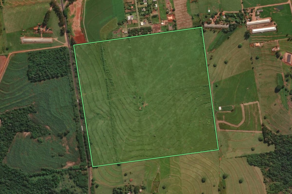 Imagem de satélite do imóvel rural em Santa Fé (PR), com o contorno declarado no CAR desenhado por cima.