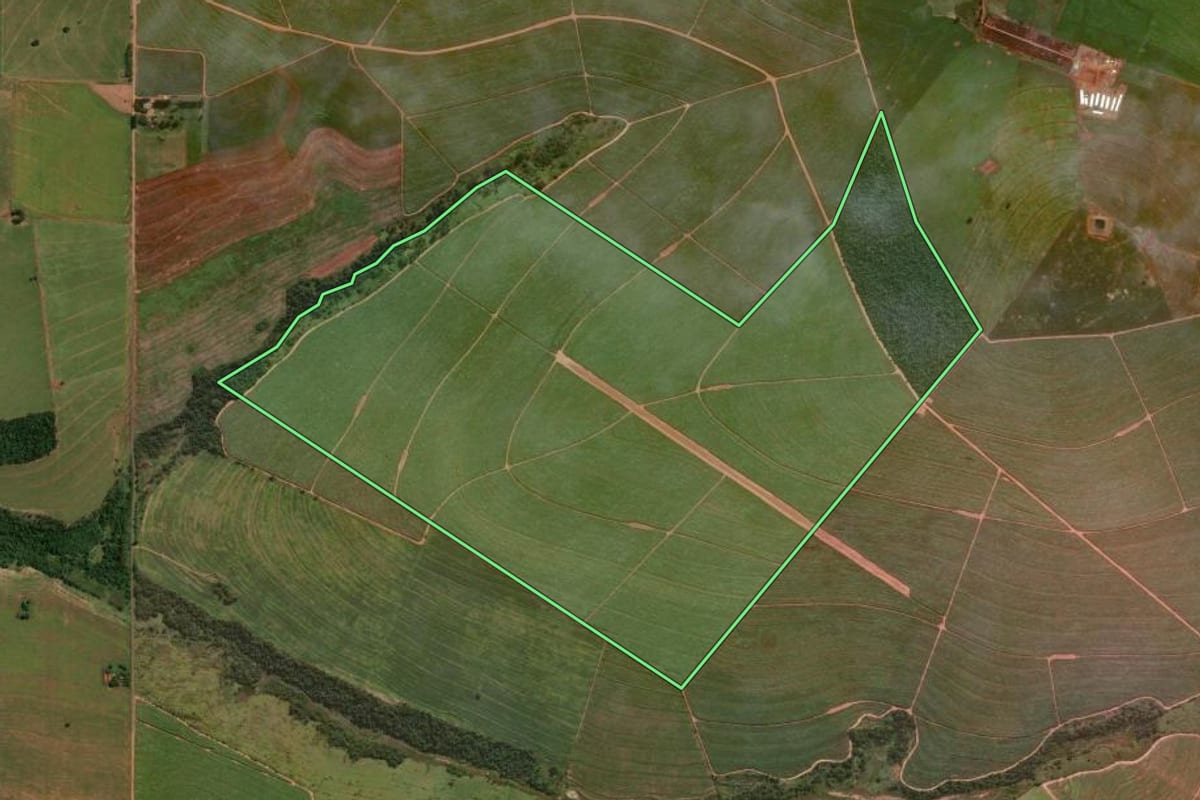 Imagem de satélite do imóvel rural em Santa Fé (PR), com o contorno declarado no CAR desenhado por cima.