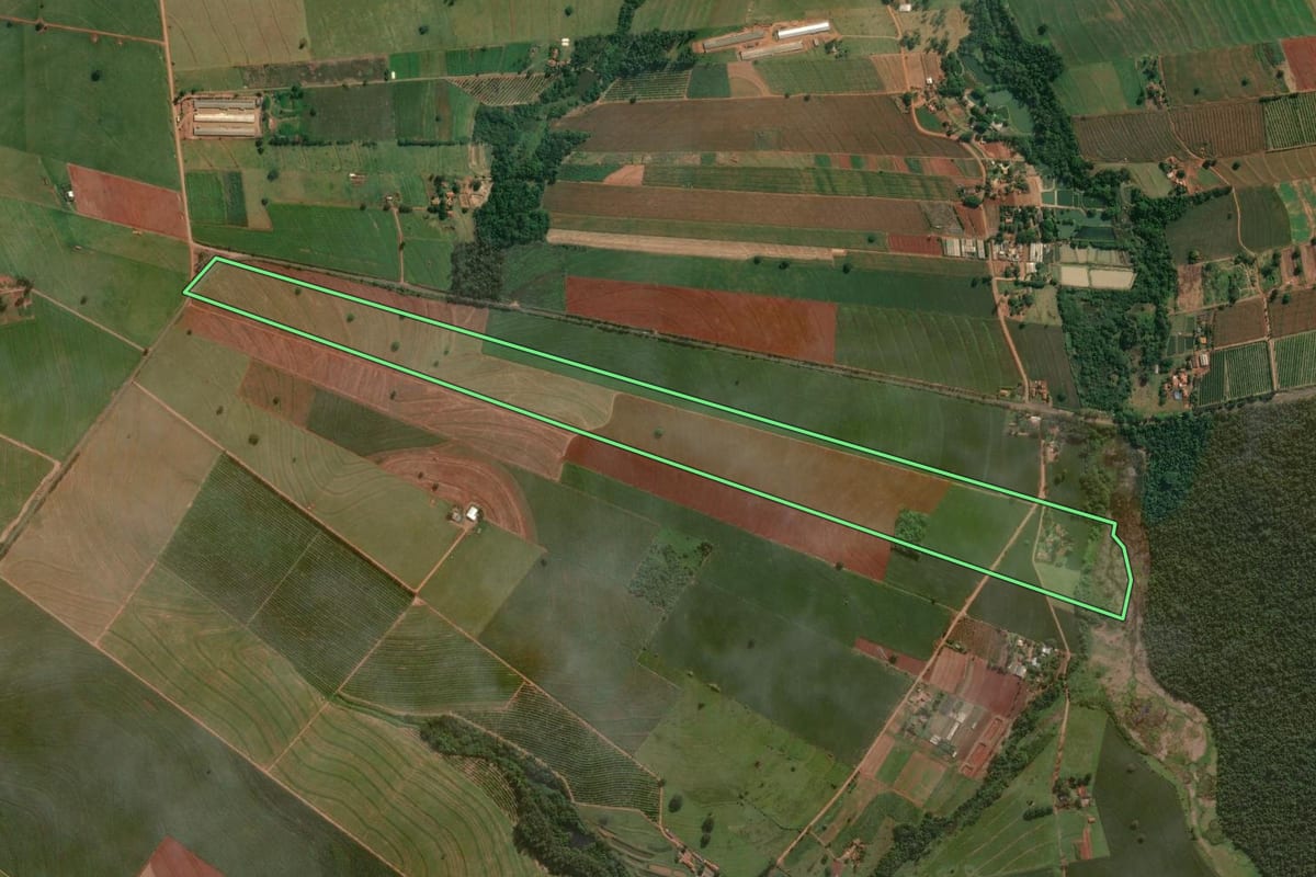 Imagem de satélite do imóvel rural em Santa Fé (PR), com o contorno declarado no CAR desenhado por cima.