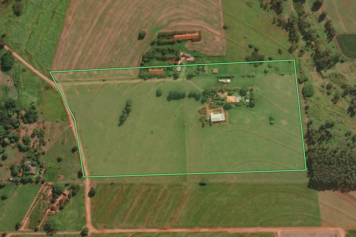Imagem de satélite do imóvel rural em Santa Fé (PR), com o contorno declarado no CAR desenhado por cima.