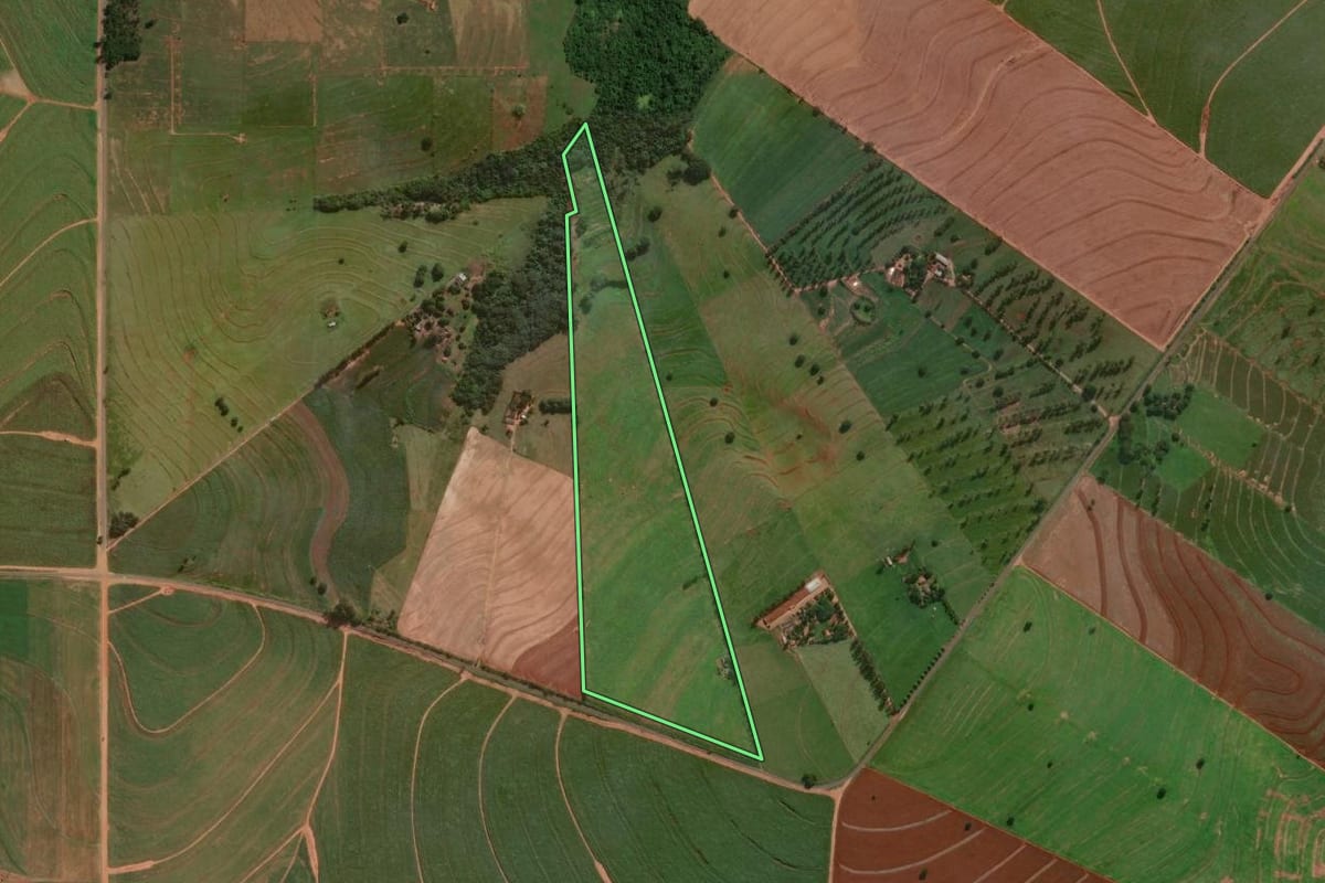 Imagem de satélite do imóvel rural em Santa Fé (PR), com o contorno declarado no CAR desenhado por cima.