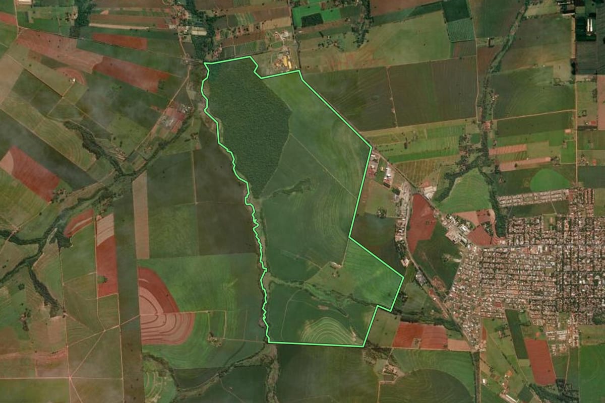 Imagem de satélite do imóvel rural em Santa Fé (PR), com o contorno declarado no CAR desenhado por cima.