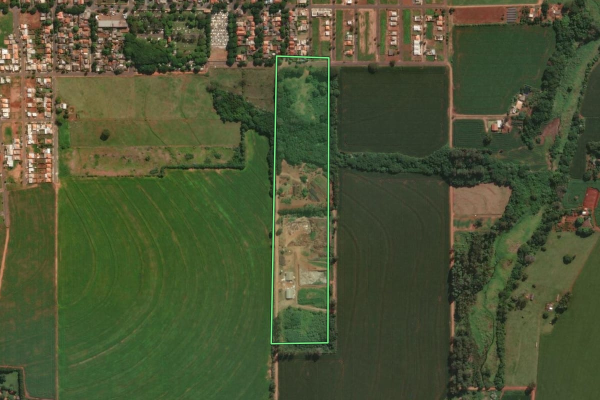 Imagem de satélite do imóvel rural em Santa Fé (PR), com o contorno declarado no CAR desenhado por cima.