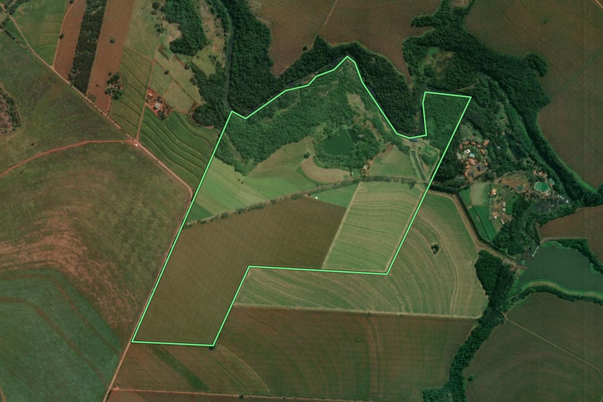 Imagem de satélite do imóvel rural em Santa Fé (PR), com o contorno declarado no CAR desenhado por cima.