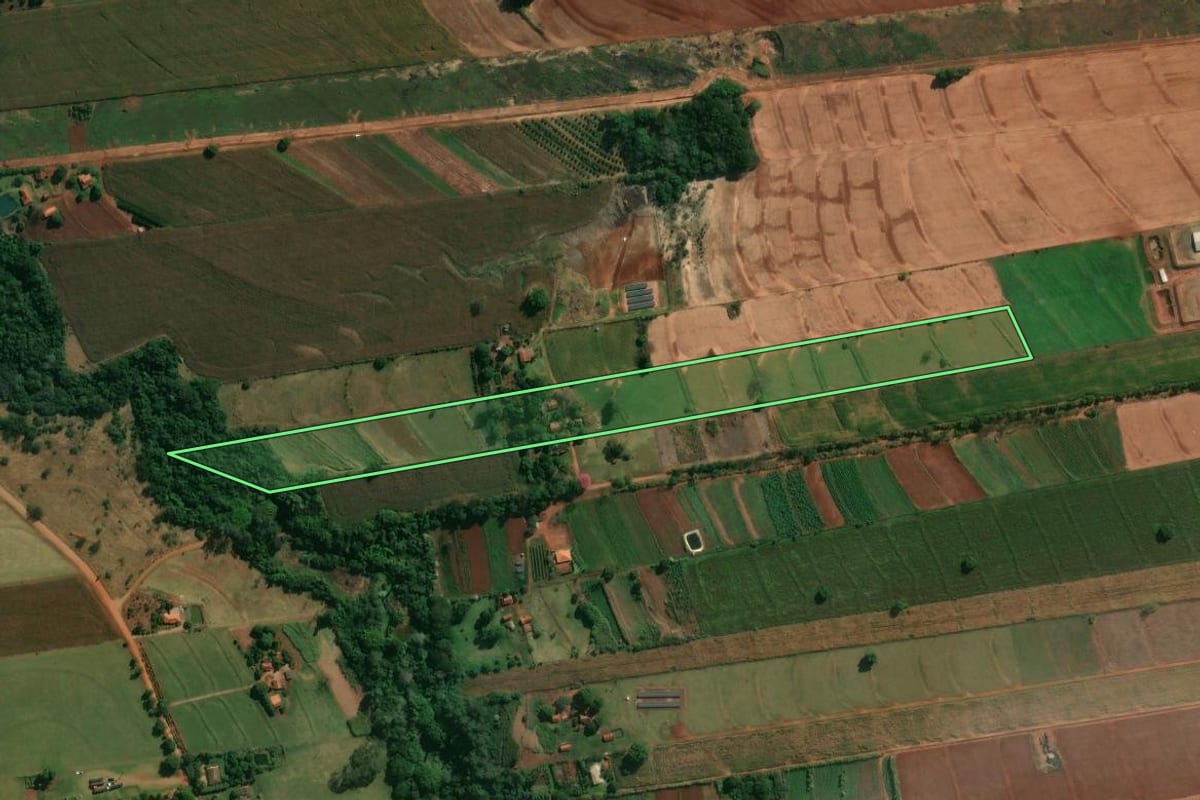 Imagem de satélite do imóvel rural em Santa Fé (PR), com o contorno declarado no CAR desenhado por cima.