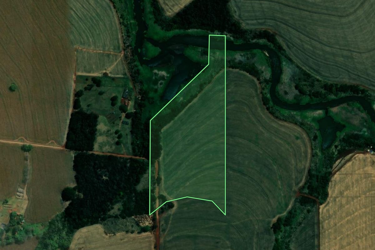 Imagem de satélite do imóvel rural em Santa Fé (PR), com o contorno declarado no CAR desenhado por cima.