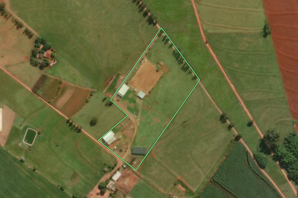 Imagem de satélite do imóvel rural em Santa Fé (PR), com o contorno declarado no CAR desenhado por cima.