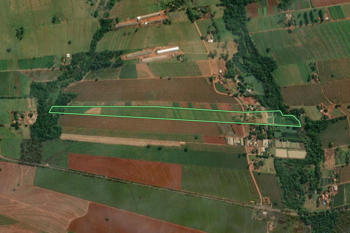 Imagem de satélite do imóvel rural em Santa Fé (PR), com o contorno declarado no CAR desenhado por cima.