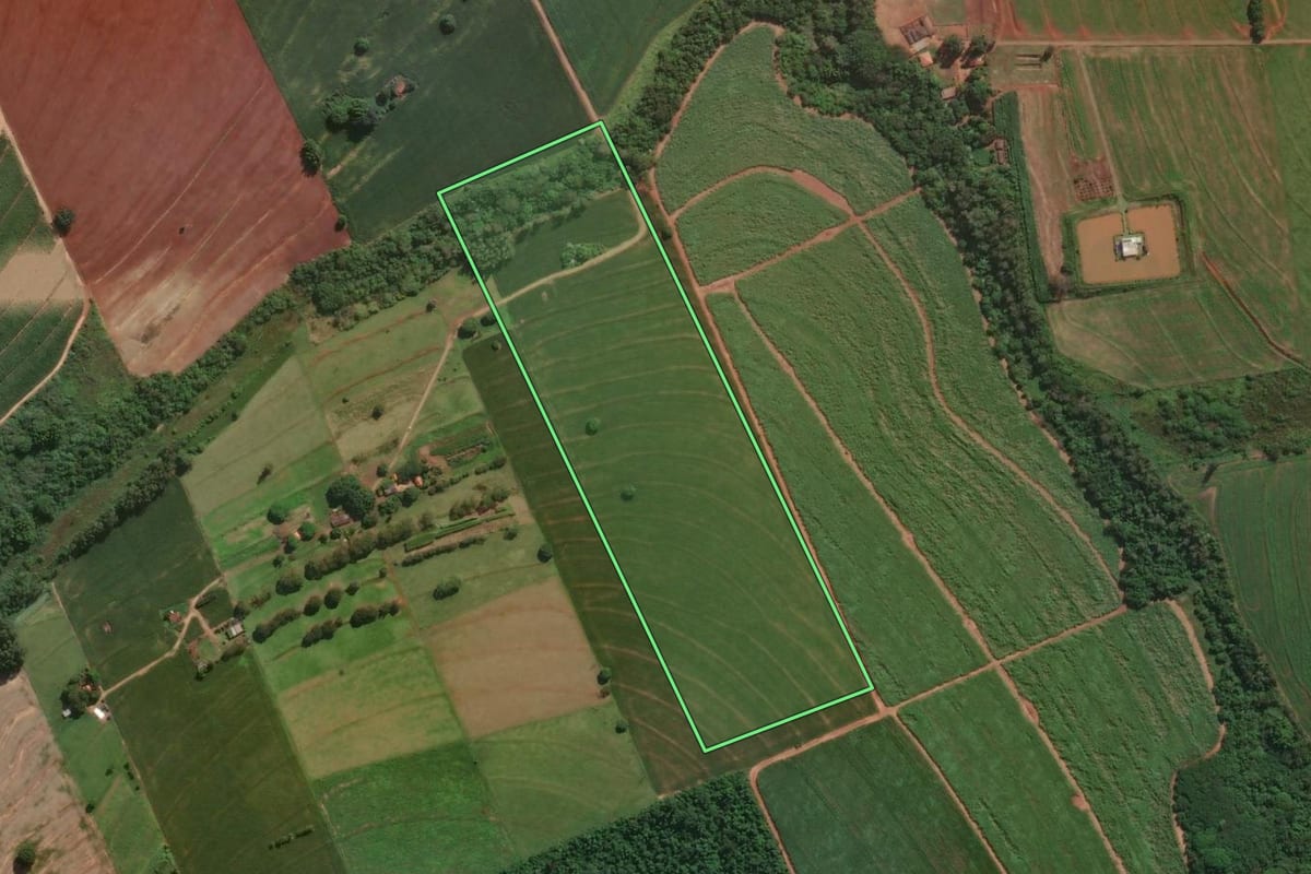 Imagem de satélite do imóvel rural em Santa Fé (PR), com o contorno declarado no CAR desenhado por cima.