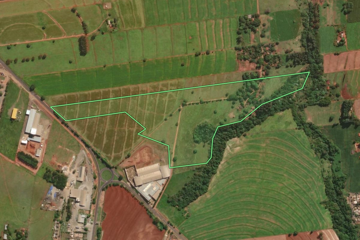 Imagem de satélite do imóvel rural em Santa Fé (PR), com o contorno declarado no CAR desenhado por cima.