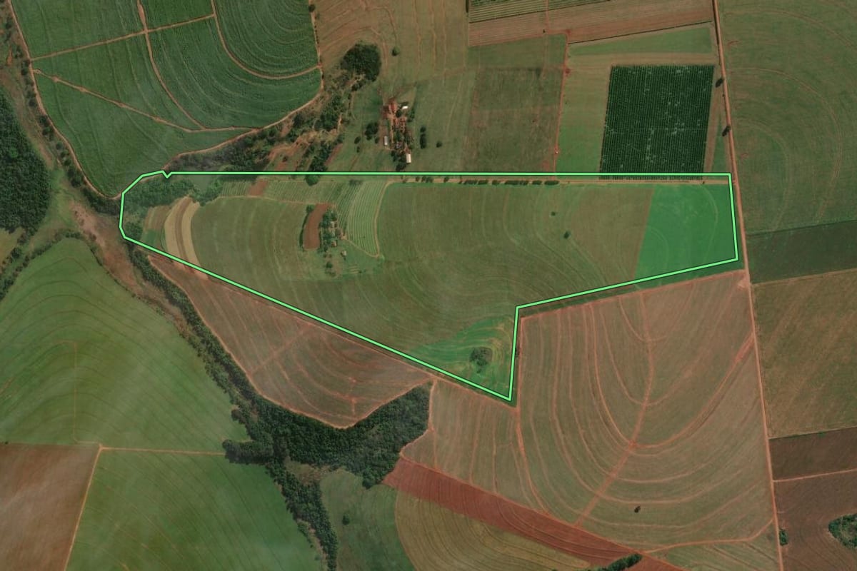 Imagem de satélite do imóvel rural em Santa Fé (PR), com o contorno declarado no CAR desenhado por cima.