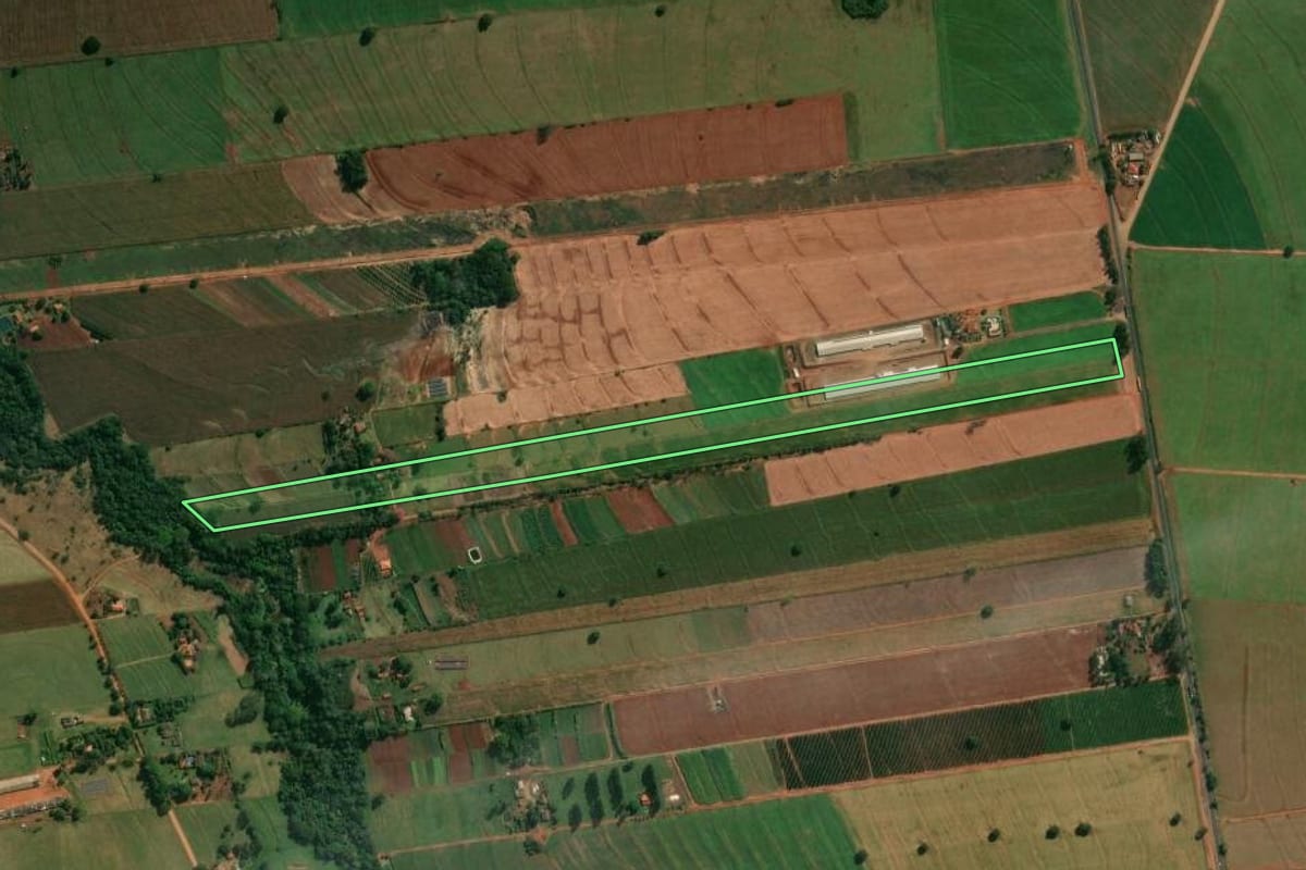 Imagem de satélite do imóvel rural em Santa Fé (PR), com o contorno declarado no CAR desenhado por cima.