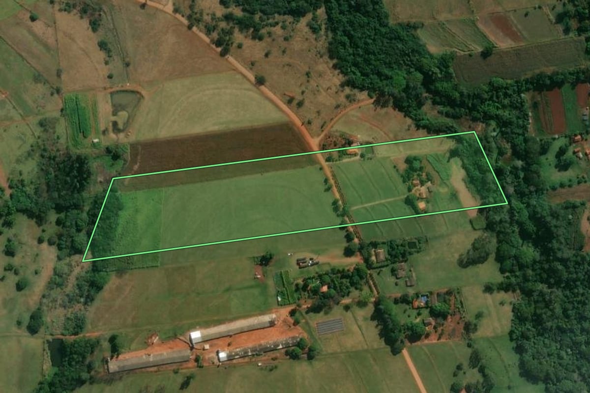 Imagem de satélite do imóvel rural em Santa Fé (PR), com o contorno declarado no CAR desenhado por cima.
