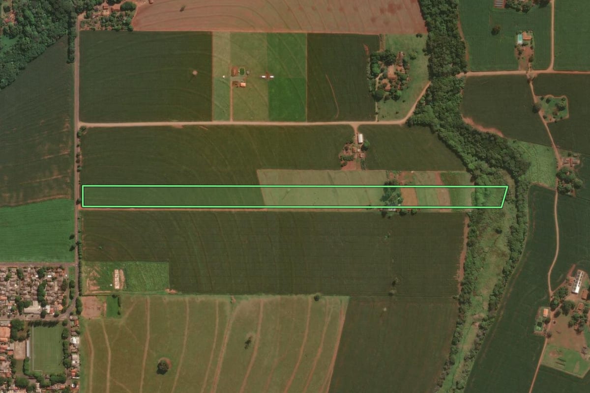 Imagem de satélite do imóvel rural em Santa Fé (PR), com o contorno declarado no CAR desenhado por cima.