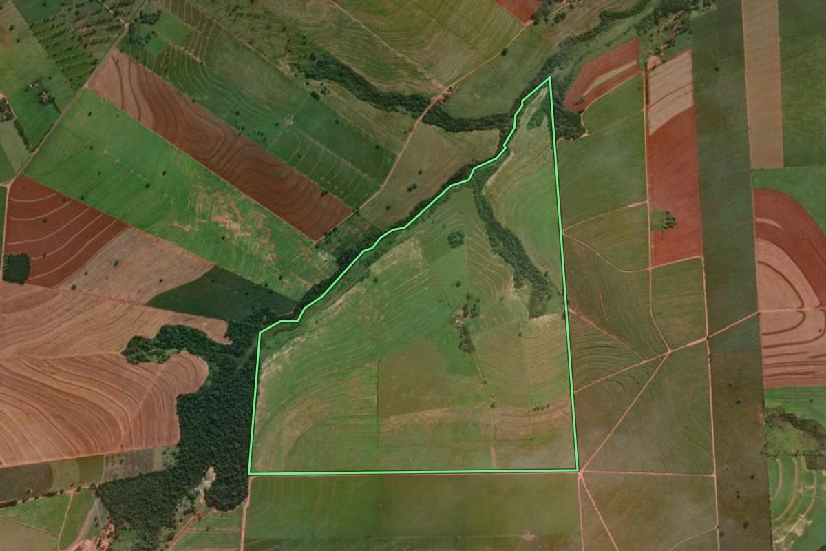 Imagem de satélite do imóvel rural em Santa Fé (PR), com o contorno declarado no CAR desenhado por cima.