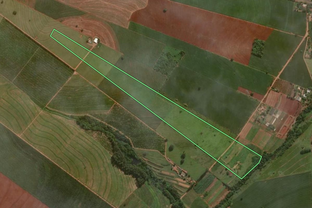 Imagem de satélite do imóvel rural em Santa Fé (PR), com o contorno declarado no CAR desenhado por cima.