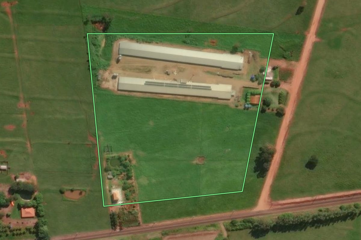 Imagem de satélite do imóvel rural em Santa Fé (PR), com o contorno declarado no CAR desenhado por cima.