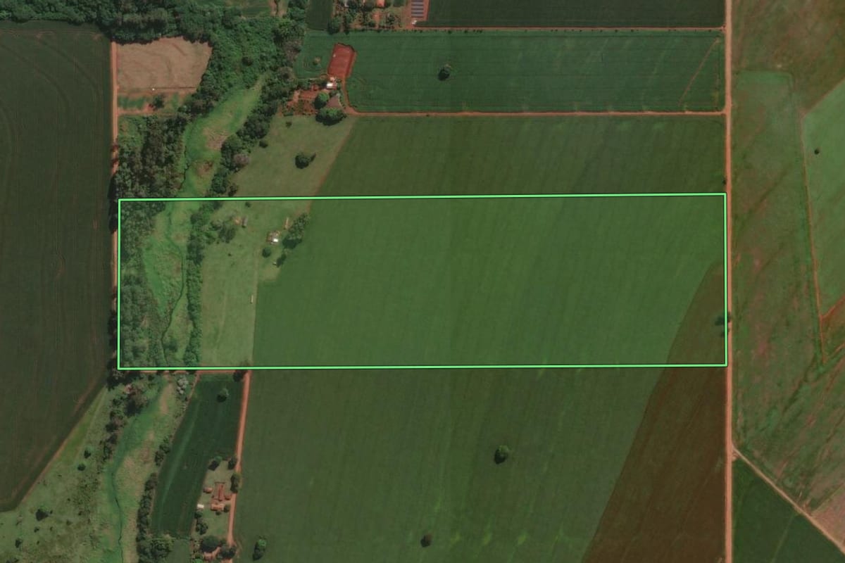 Imagem de satélite do imóvel rural em Santa Fé (PR), com o contorno declarado no CAR desenhado por cima.