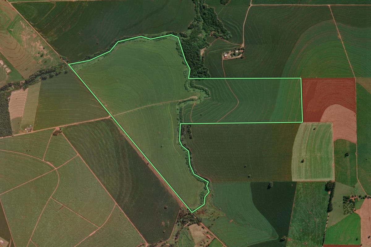 Imagem de satélite do imóvel rural em Santa Fé (PR), com o contorno declarado no CAR desenhado por cima.