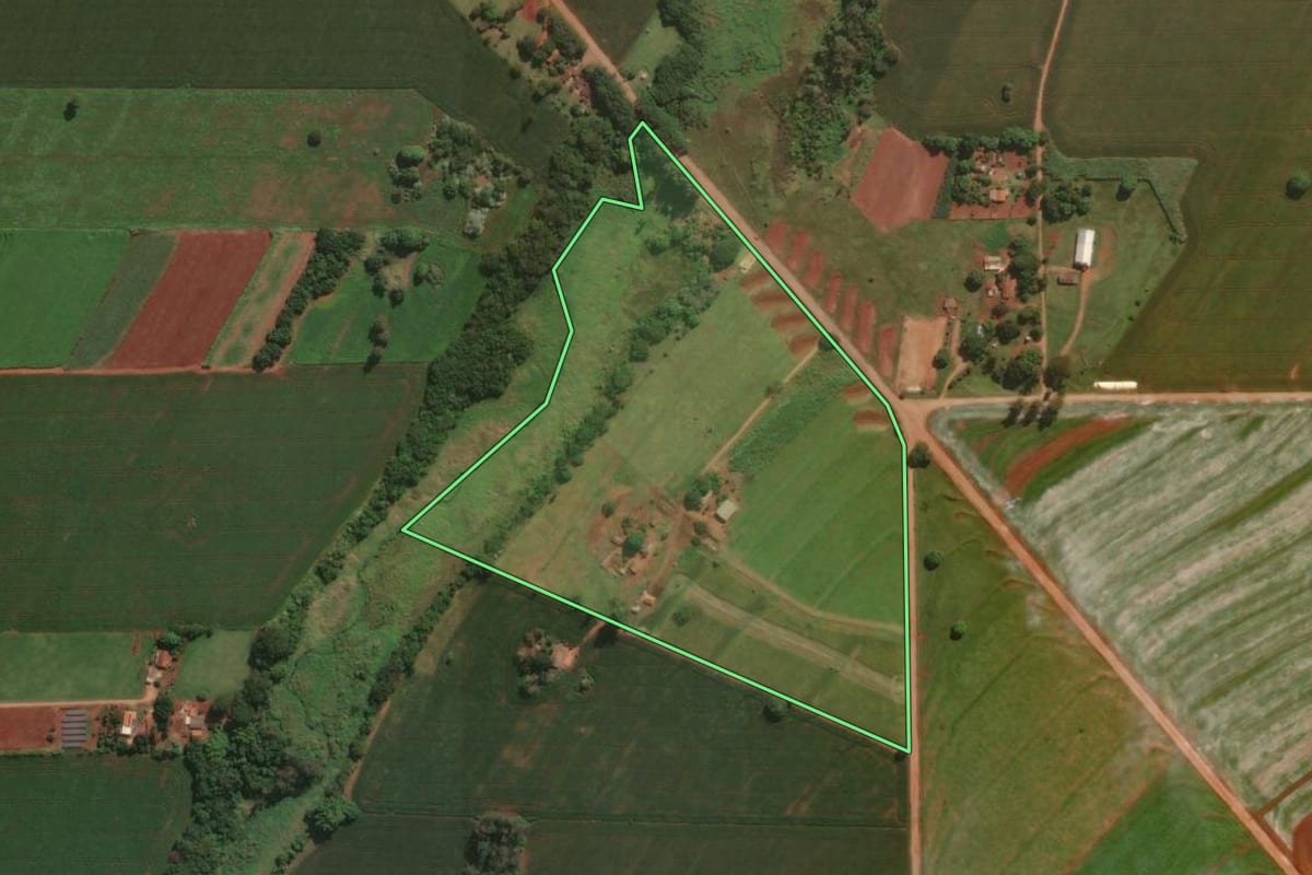 Imagem de satélite do imóvel rural em Santa Fé (PR), com o contorno declarado no CAR desenhado por cima.