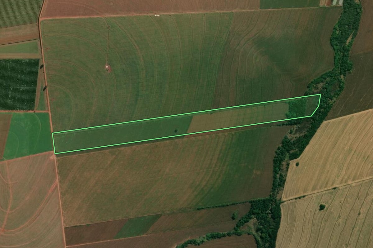 Imagem de satélite do imóvel rural em Santa Fé (PR), com o contorno declarado no CAR desenhado por cima.