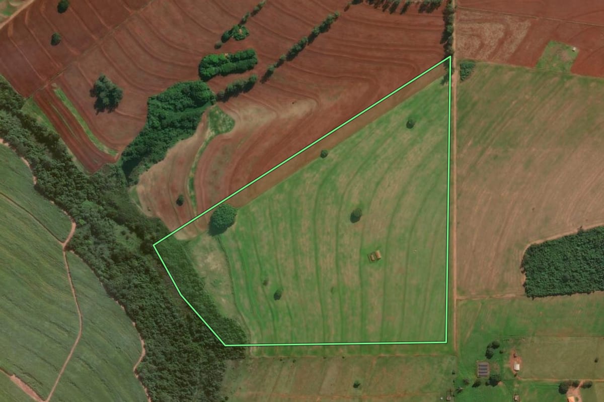 Imagem de satélite do imóvel rural em Santa Fé (PR), com o contorno declarado no CAR desenhado por cima.