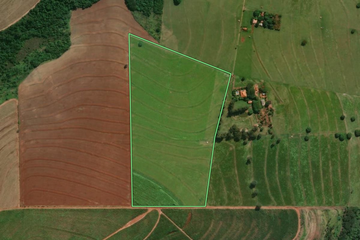 Imagem de satélite do imóvel rural em Santa Fé (PR), com o contorno declarado no CAR desenhado por cima.