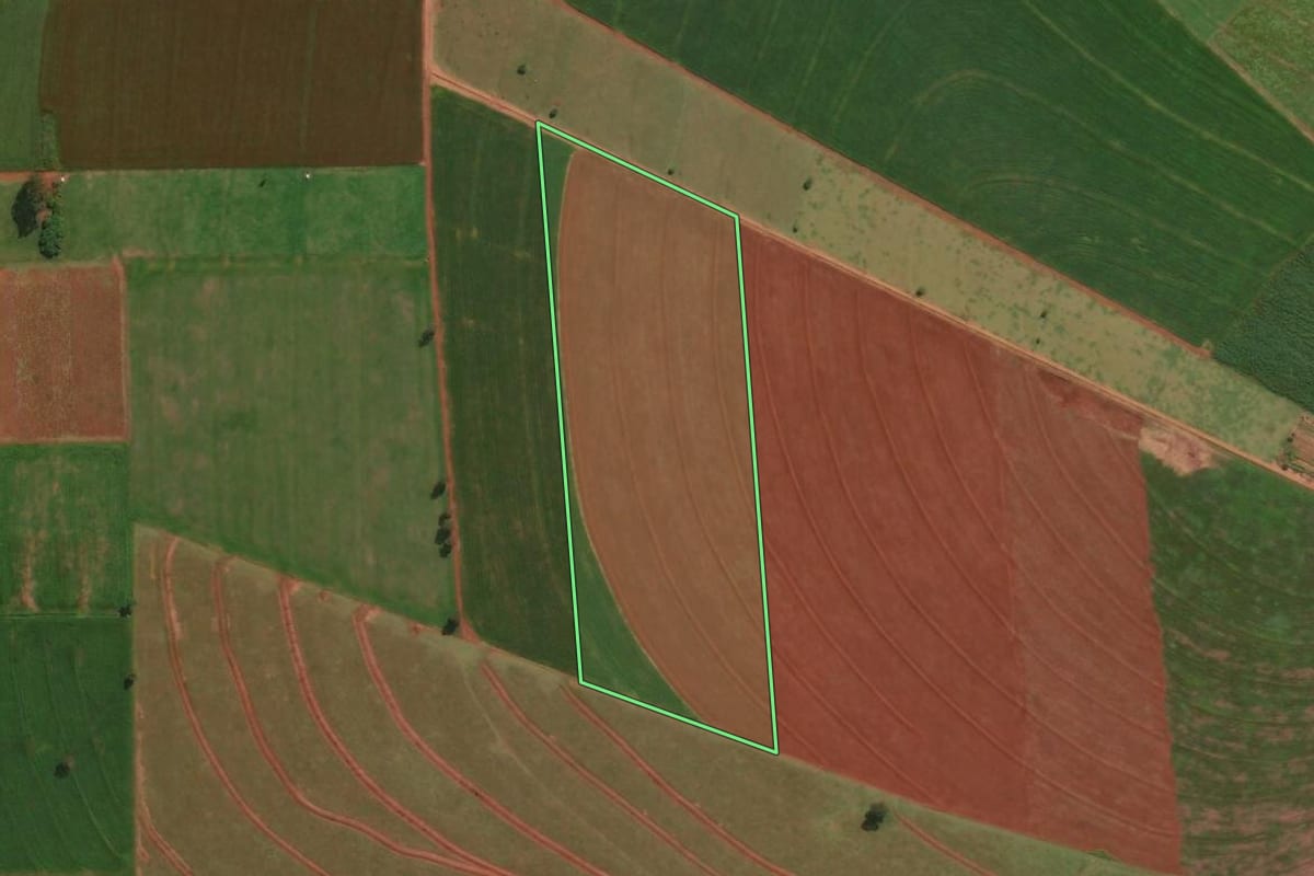 Imagem de satélite do imóvel rural em Santa Fé (PR), com o contorno declarado no CAR desenhado por cima.