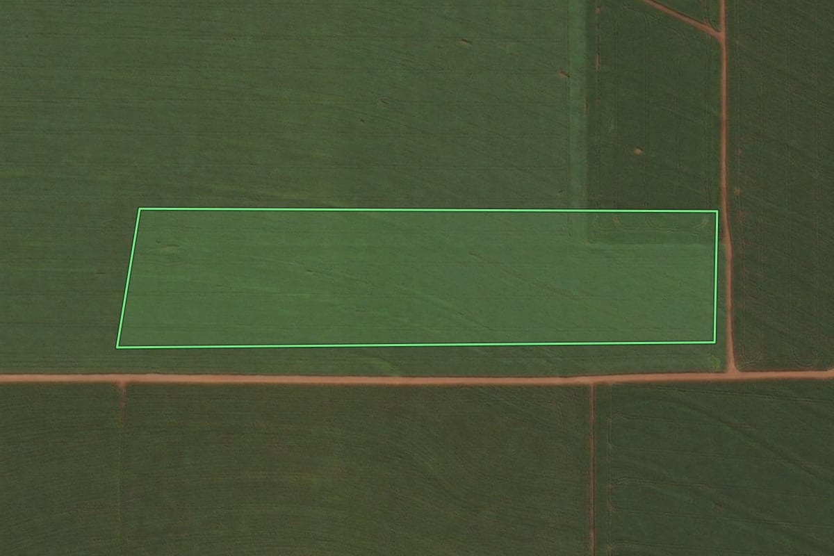 Imagem de satélite do imóvel rural em Santa Fé (PR), com o contorno declarado no CAR desenhado por cima.