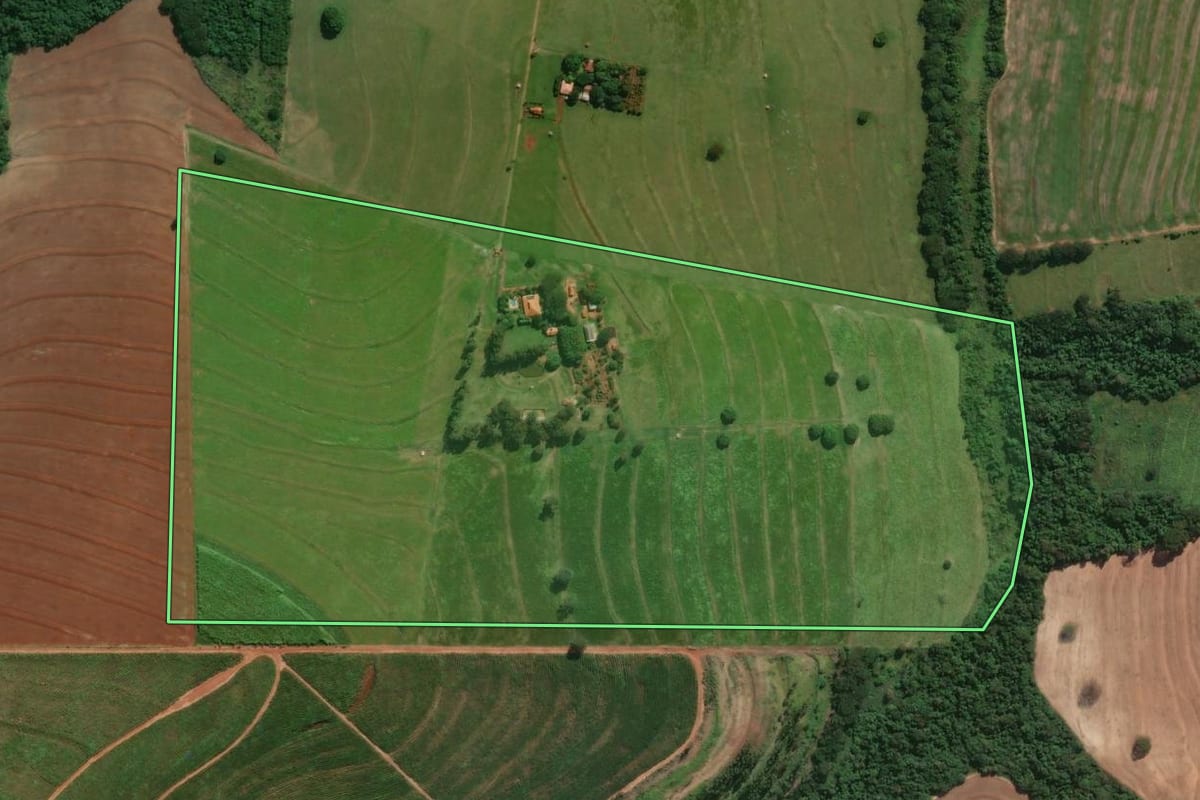 Imagem de satélite do imóvel rural em Santa Fé (PR), com o contorno declarado no CAR desenhado por cima.