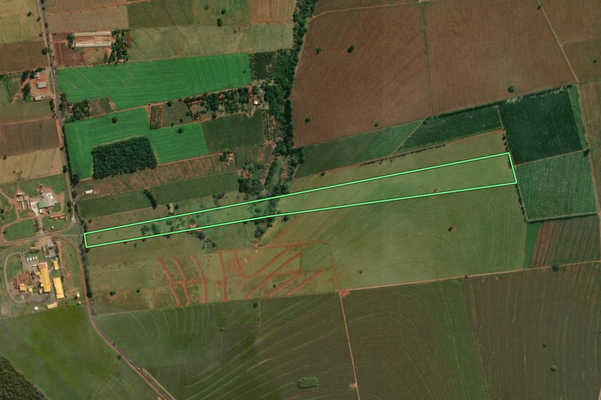 Imagem de satélite do imóvel rural em Santa Fé (PR), com o contorno declarado no CAR desenhado por cima.