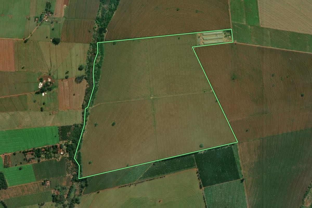 Imagem de satélite do imóvel rural em Santa Fé (PR), com o contorno declarado no CAR desenhado por cima.