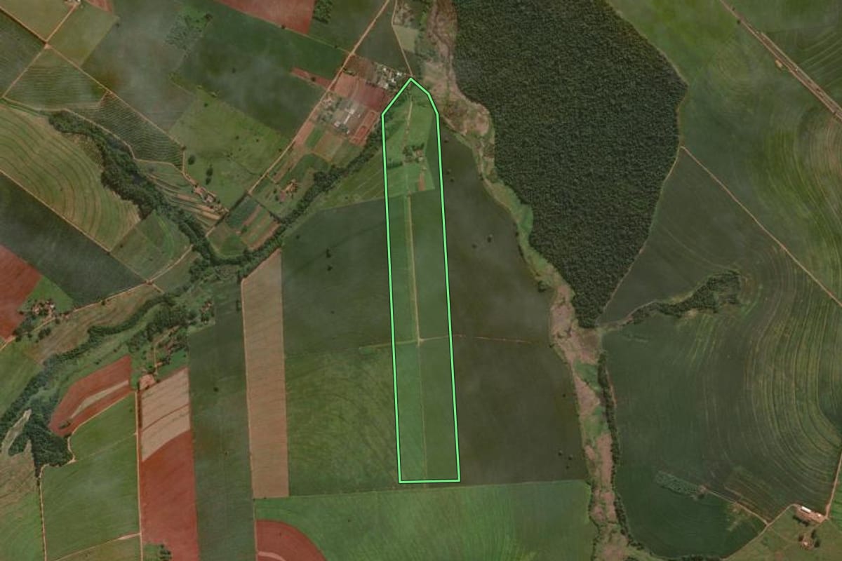 Imagem de satélite do imóvel rural em Santa Fé (PR), com o contorno declarado no CAR desenhado por cima.
