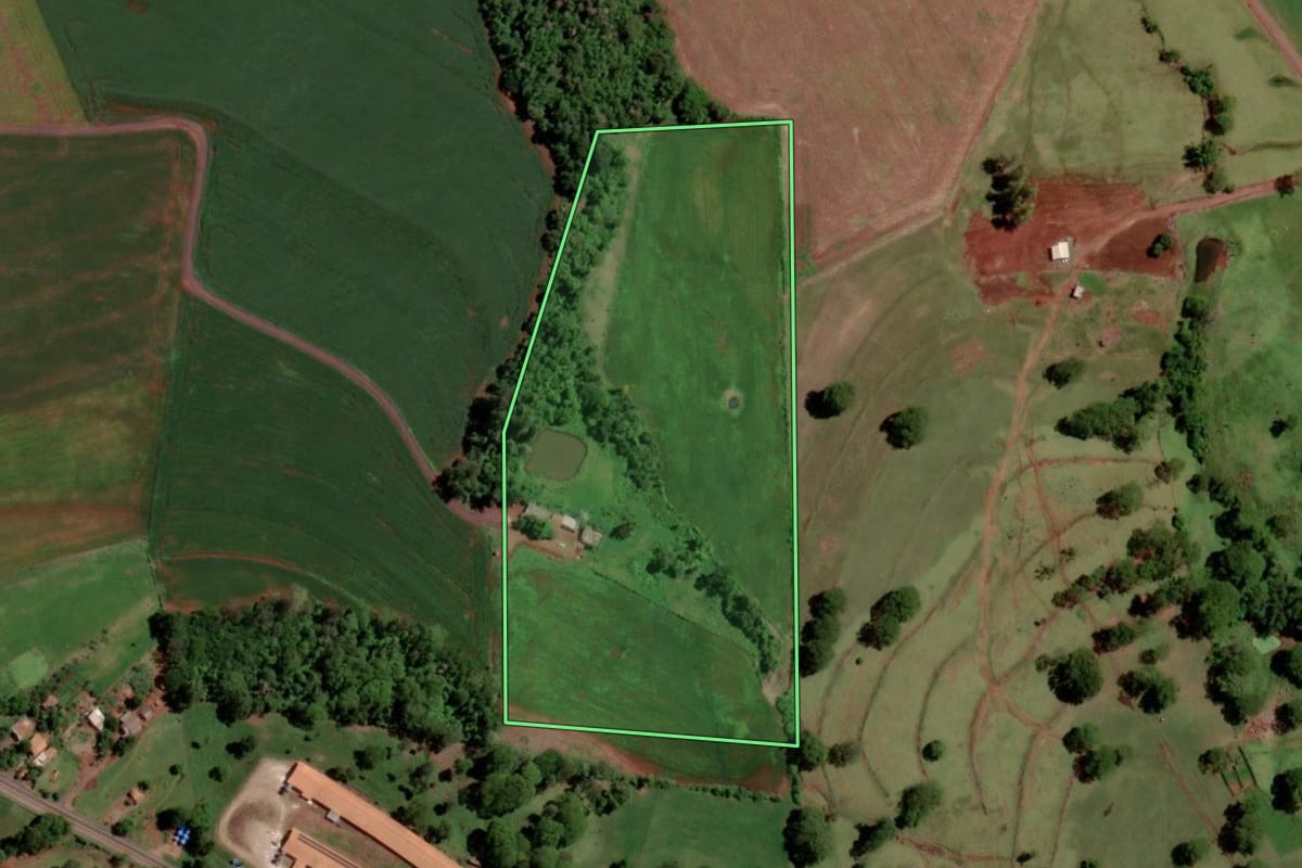 Imagem de satélite do imóvel rural em Santa Helena (PR), com o contorno declarado no CAR desenhado por cima.