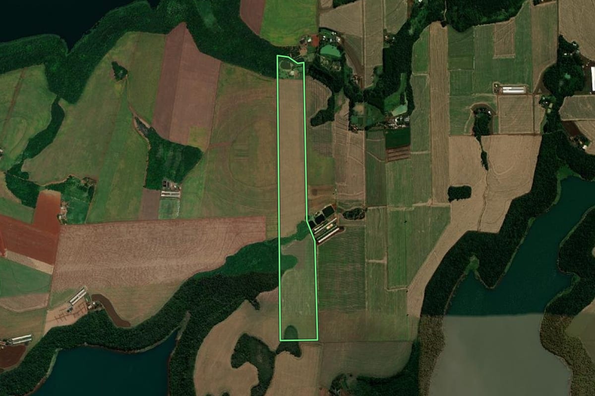 Imagem de satélite do imóvel rural em Santa Helena (PR), com o contorno declarado no CAR desenhado por cima.