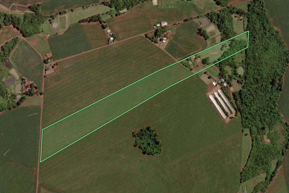 Imagem de satélite do imóvel rural em Santa Helena (PR), com o contorno declarado no CAR desenhado por cima.