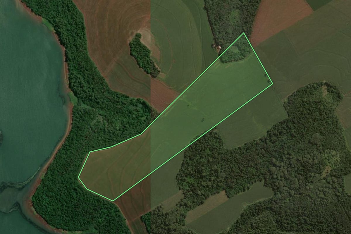 Imagem de satélite do imóvel rural em Santa Helena (PR), com o contorno declarado no CAR desenhado por cima.