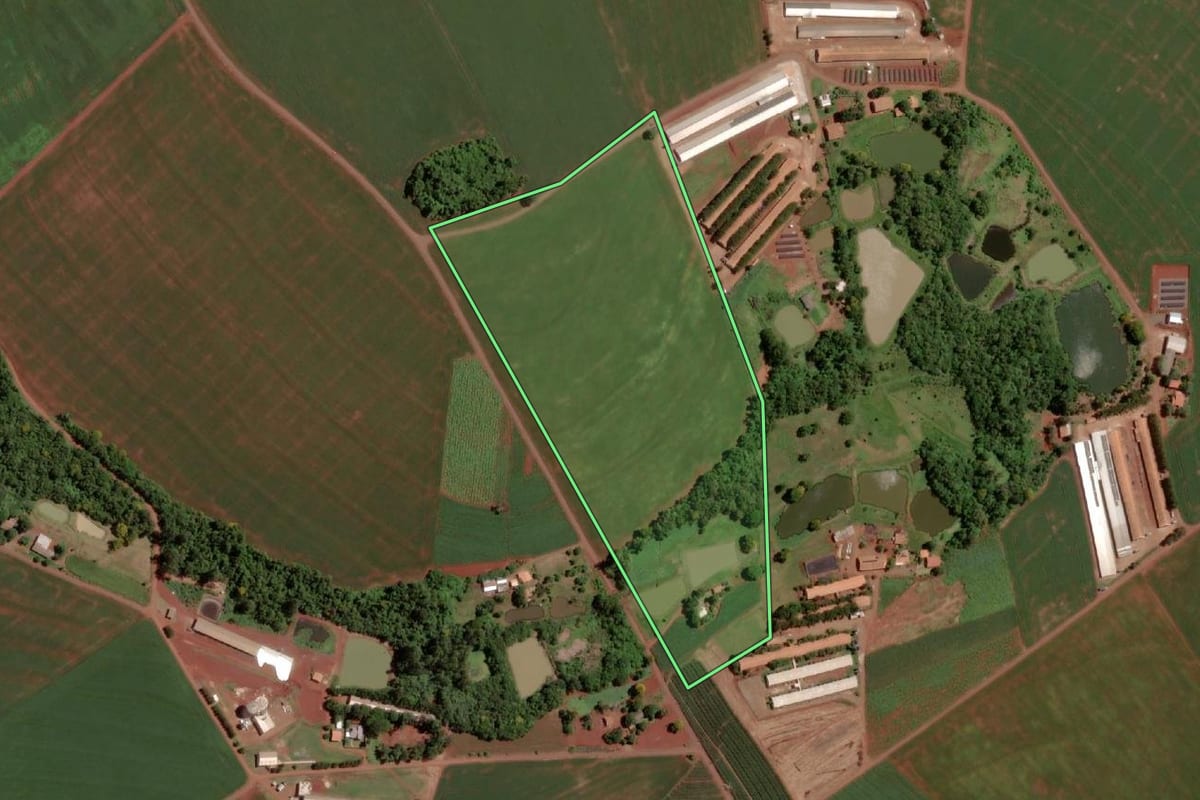 Imagem de satélite do imóvel rural em Santa Helena (PR), com o contorno declarado no CAR desenhado por cima.
