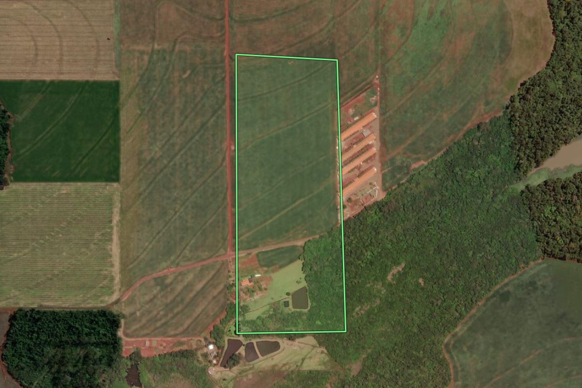 Imagem de satélite do imóvel rural em Santa Helena (PR), com o contorno declarado no CAR desenhado por cima.