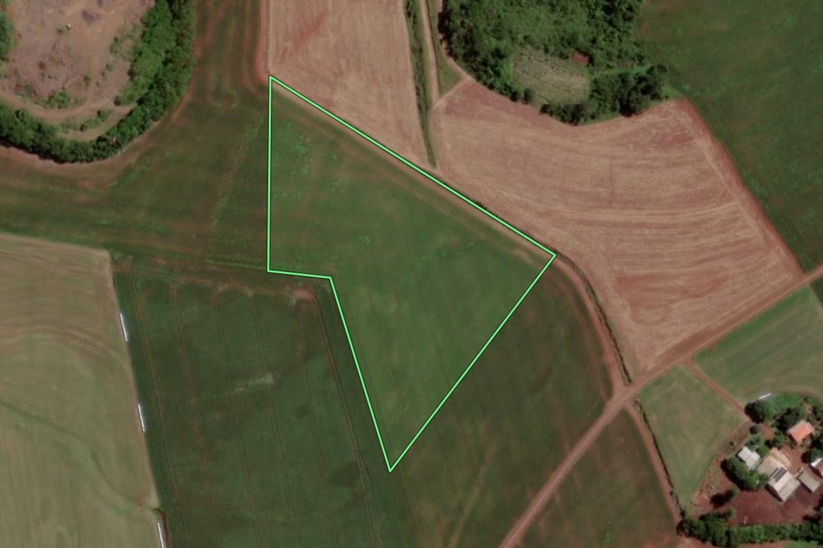 Imagem de satélite do imóvel rural em Santa Helena (PR), com o contorno declarado no CAR desenhado por cima.
