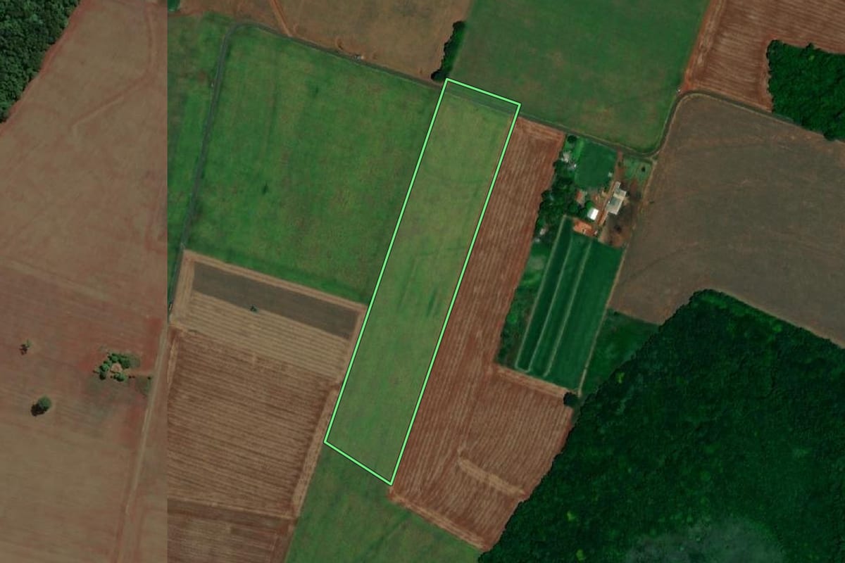 Imagem de satélite do imóvel rural em Santa Helena (PR), com o contorno declarado no CAR desenhado por cima.