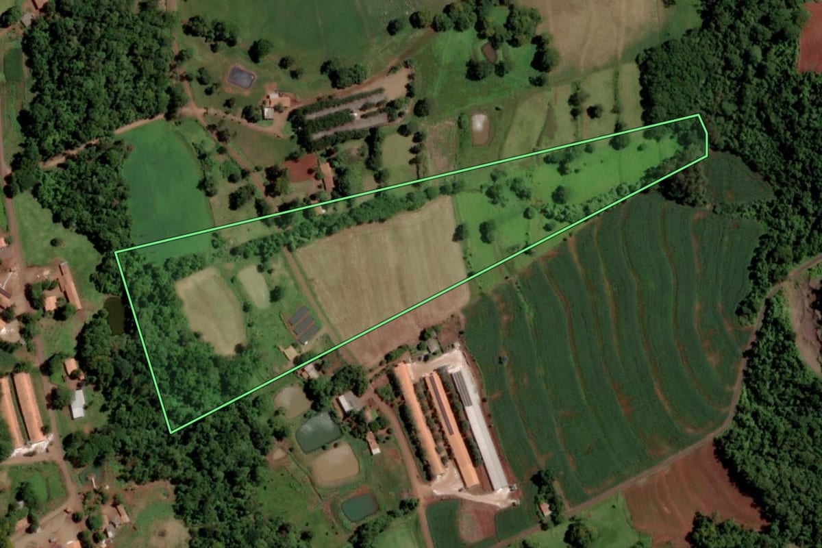 Imagem de satélite do imóvel rural em Santa Helena (PR), com o contorno declarado no CAR desenhado por cima.