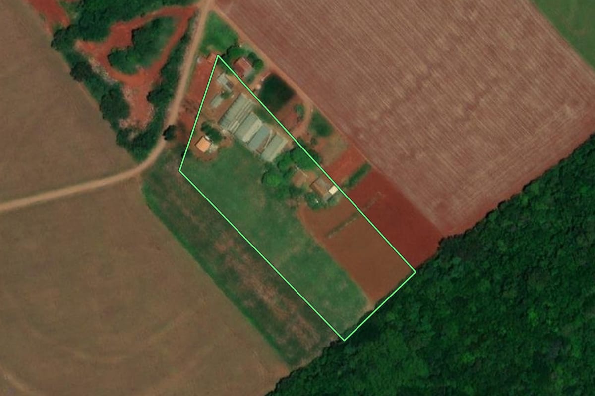 Imagem de satélite do imóvel rural em Santa Helena (PR), com o contorno declarado no CAR desenhado por cima.