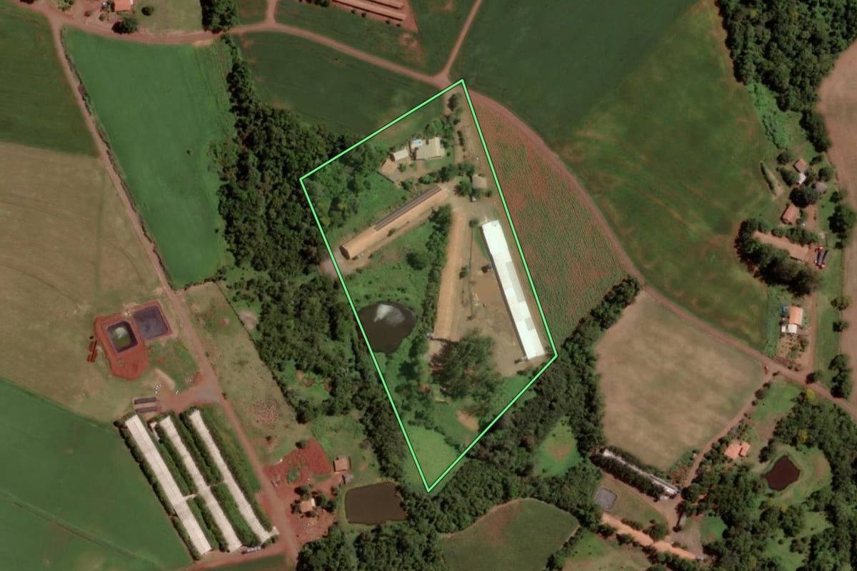 Imagem de satélite do imóvel rural em Santa Helena (PR), com o contorno declarado no CAR desenhado por cima.